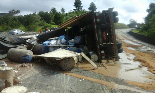 Tombamento de caminhão interdita parcialmente BR-376 na Serra do Cadeado