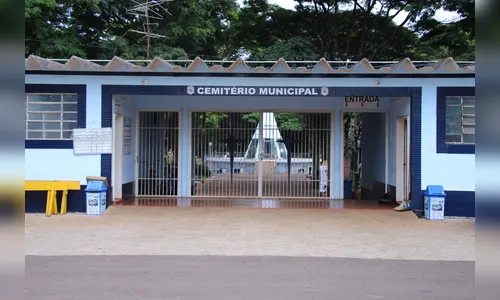 Agentes de saúde fazem mutirão de combate ao Aedes aegypti no cemitério de Arapongas