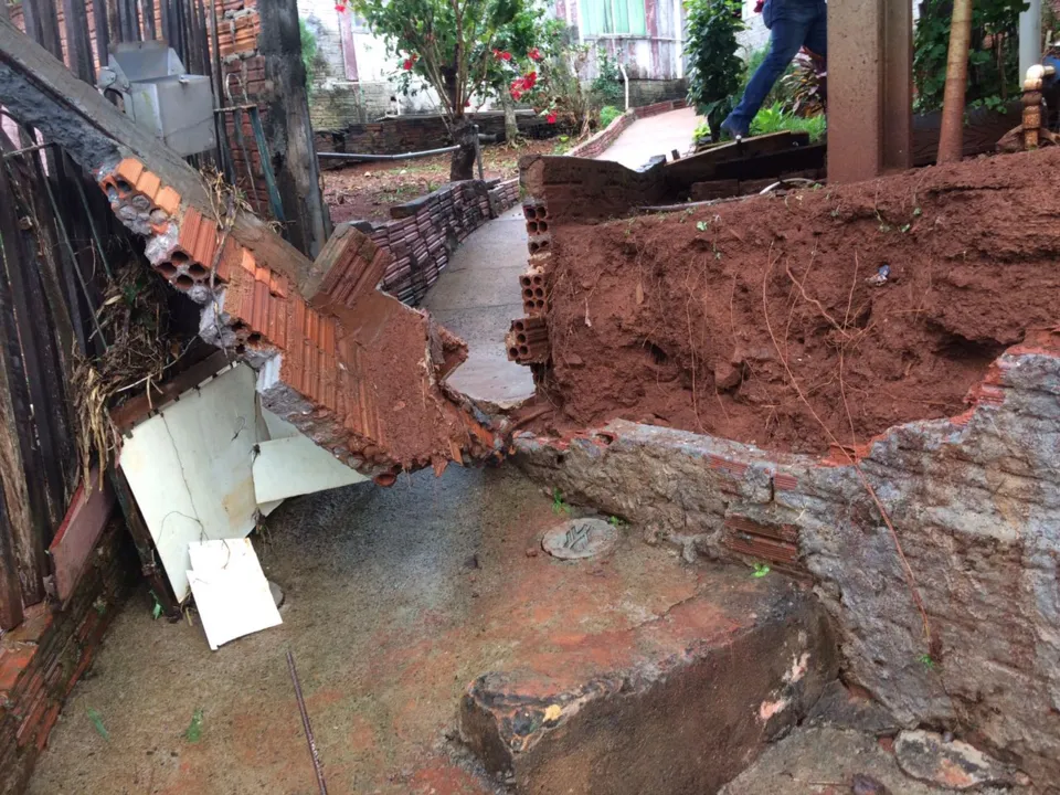Enxurrada derrubou um muro e alagou casas. Foto: Jandaia Online