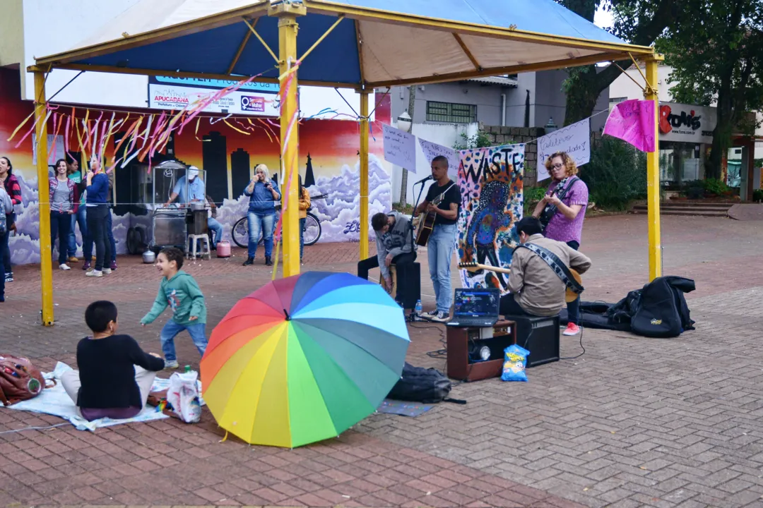 Membros do Coletivo Diversidade de Apucarana durante evento na Praça da Onça. Foto: Sérgio Rodrigo