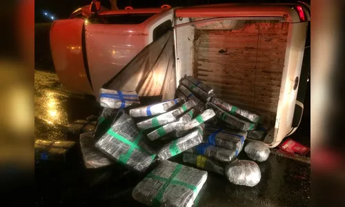PRE apreende caminhonete com 720 kg de maconha após acidente na PR-444