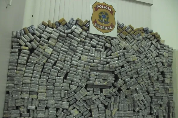 Cocaína apreendida pela PF seria levada para a Europa estava escondida em madeiras de casas. - Foto: Divulgação