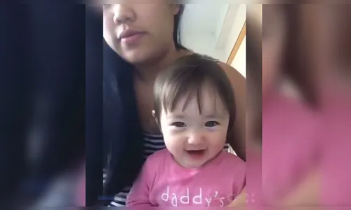 Bebê viraliza nas redes sociais ao se divertir com técnica curiosa; veja vídeo