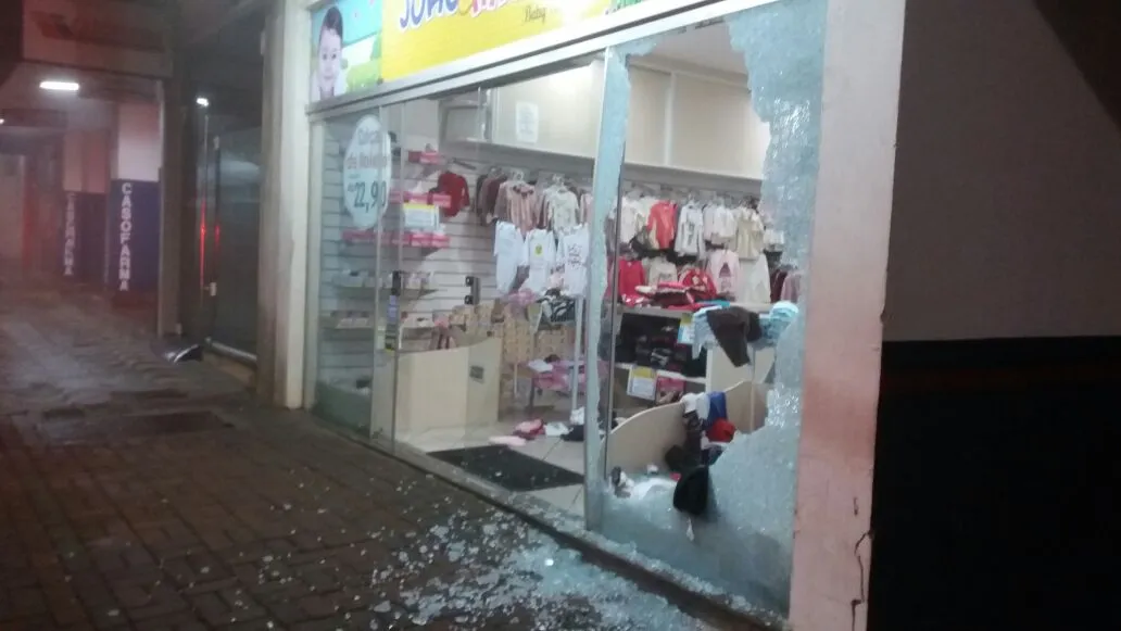 Bandidos arrebentaram a vitrine da loja nesta madrugada. Foto: WhatsApp