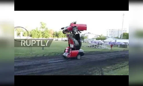 Carro se transforma em robô de combate; veja vídeo