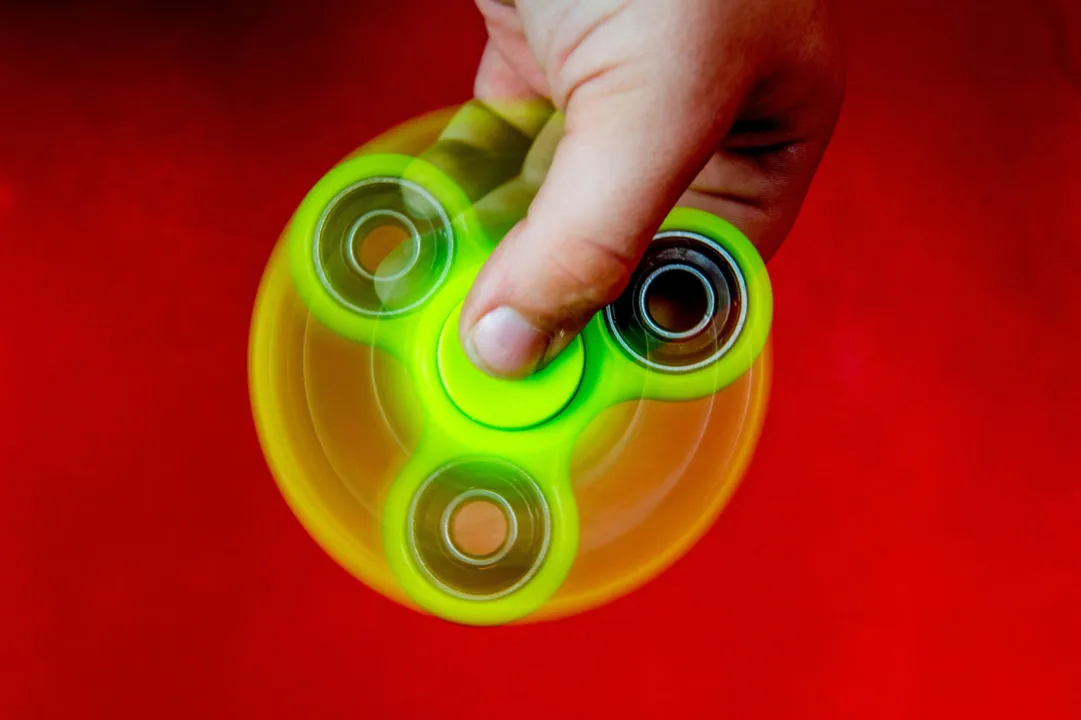 Hand/Fidget Spinner virou moda entre jovens de todo o mundo. (Foto: Aled Llywelyn / Alamy)