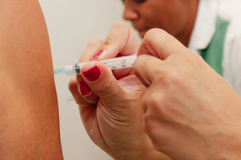 Vacinação tem sido intensificada em todo Estado.