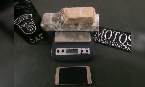 Mulher é presa com 1 kg de maconha em Arapongas