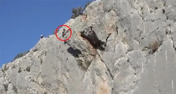  Vídeo viral mostra alpinista esquivando-se de rocha caindo em penhasco - Foto - Reprodução/YouTube