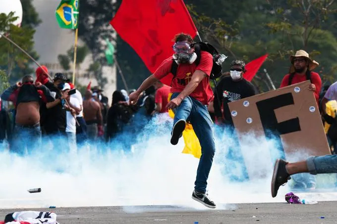 Tumulto entre policiais e manifestantes durante ato convocado pela Central Única dos Trabalhadores (CUT), a Força Sindical e outros sindicatos de várias partes do Brasil - Foto - Andressa Anholete/AFP