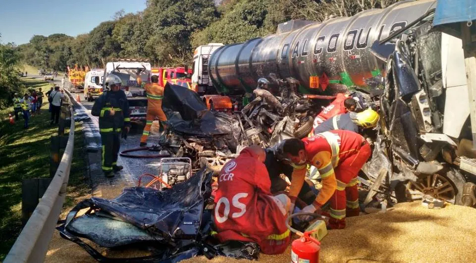 Local de tragédia na BR-277 - cenário de destruição - Foto - PRF