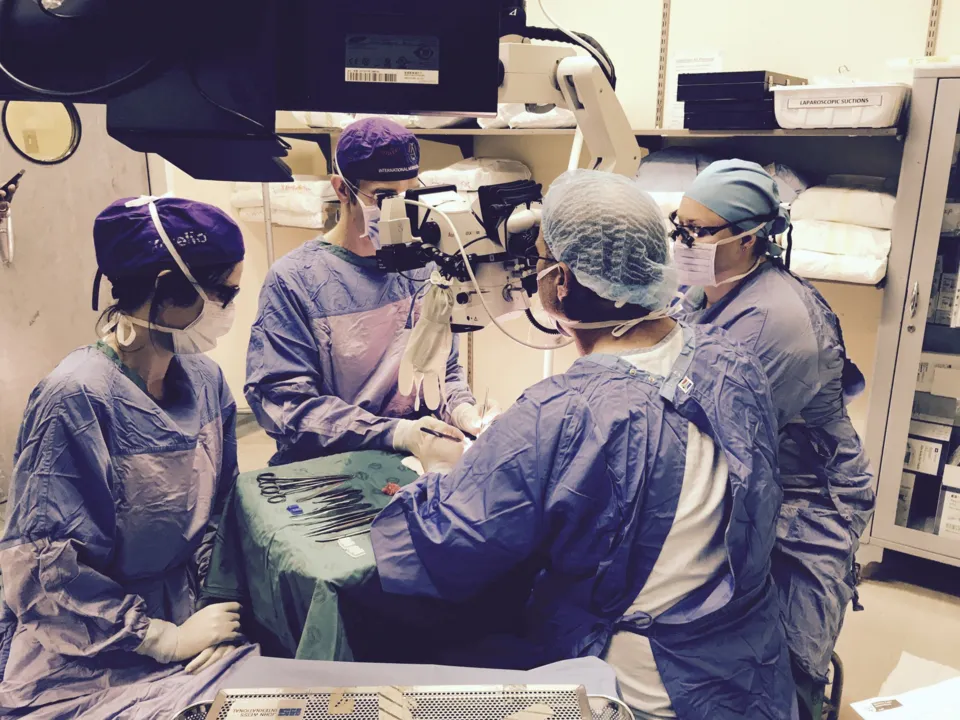 A equipe de cirurgiões da Universidade de Stellenbosch. (Foto: Divulgação/Universidade Stellenbosch)