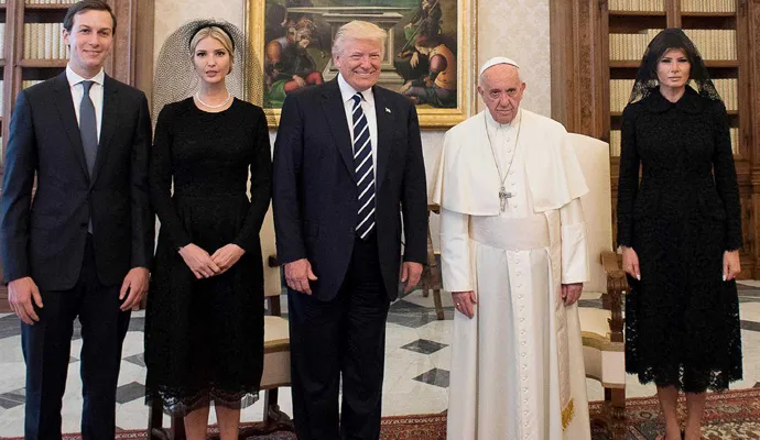 Ivanka, filha de Donald Trump e a primeira-dama Melania com o Papa Francisco. (Foto: AP)