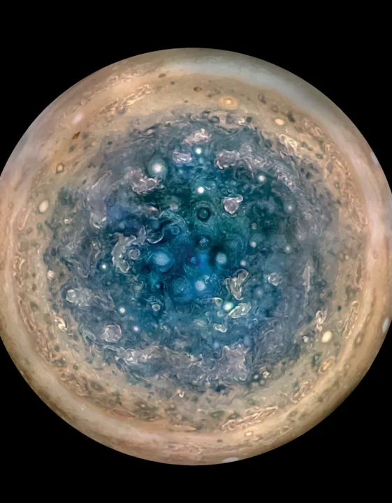 Imagem feita pela sonda espacial Juno, da NASA,  mostra o pólo sul de Júpiter a uma distância de 52.000 quilômetros - Foto: NASA