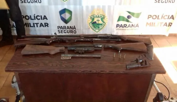 Armas apreendidas pela PM  - Foto - Edson Ferreira/RTV Canal 38
