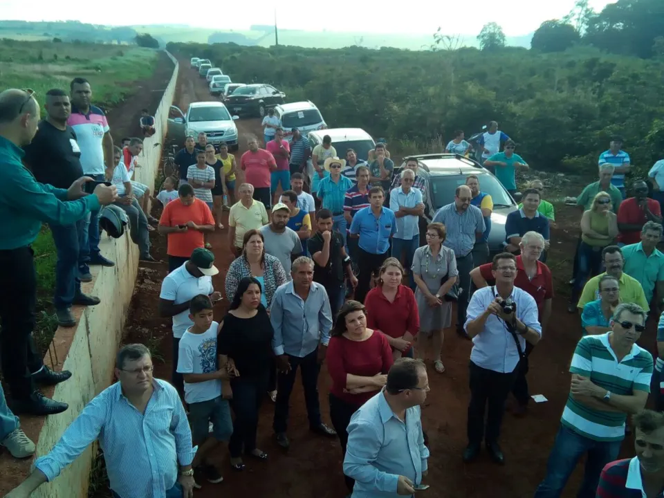 Manifestantes fazem manifestação contra pedágio e muro em estrada vicinal  - Foto Divulgação