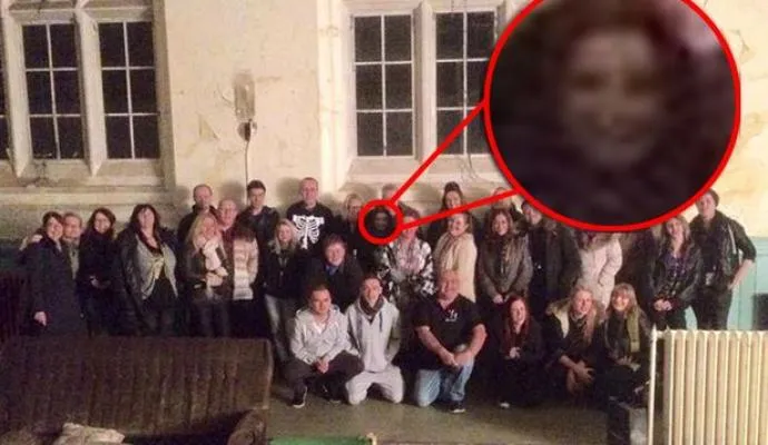 "Menina fantasma" aparece em foto de grupo em visita a hospital abandonado - Foto - Reprodução