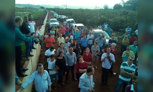 Manifestantes fazem ato contra pedágio e muro em estrada vicinal