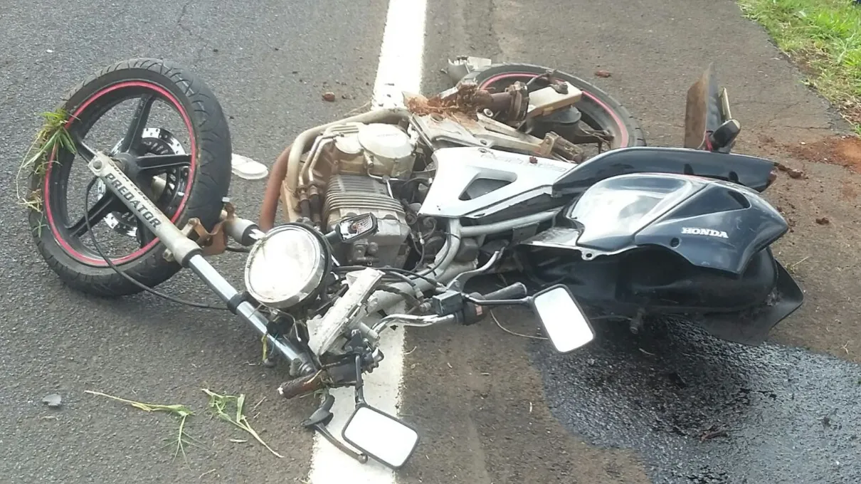 Moto da vítima após o acidente na BR-376. Foto: WhatsApp/Rafael Rodrigues