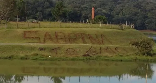 A mensagem “Sabrina te amo” foi estampada na grama do parque - Fotos: Edilson Freitas/Banda B