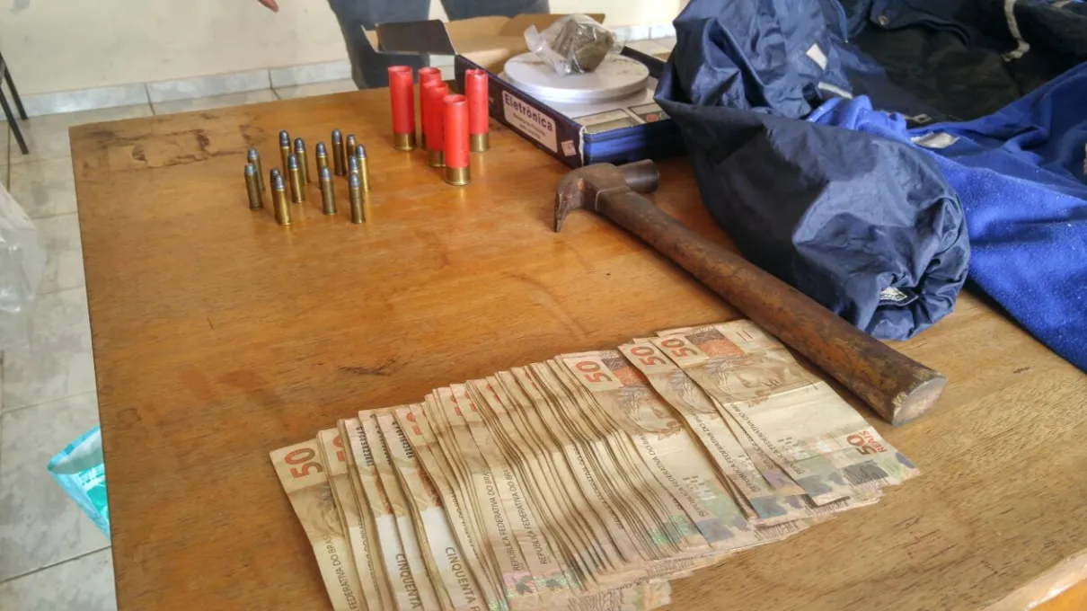 Dinheiro e munição encontrados na casa do suspeito. Foto: Assessoria