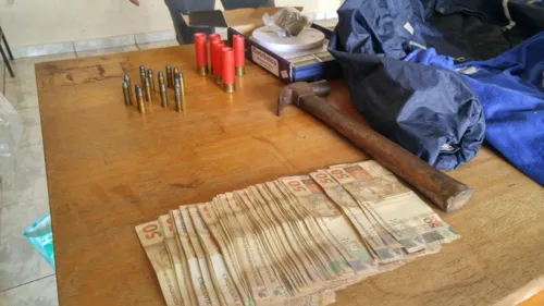 Dinheiro e munição encontrados na casa do suspeito. Foto: Assessoria