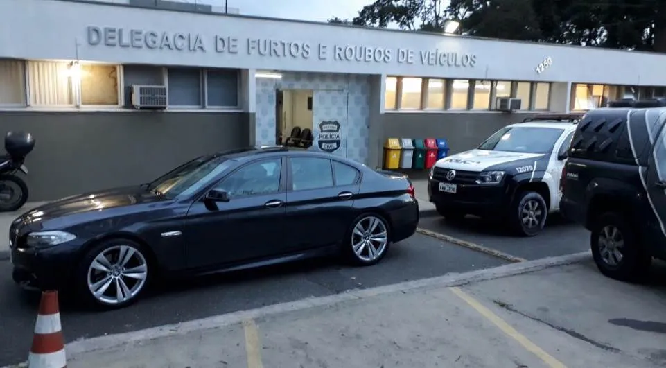 Homem flagrado com a BMW roubada foi autuado em flagrante pelo crime de receptação - Foto: Divulgação/Polícia Civil