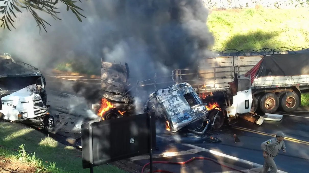 Caminhões se incendiaram na PR-323 - Foto - Reprodução/Whatsapp