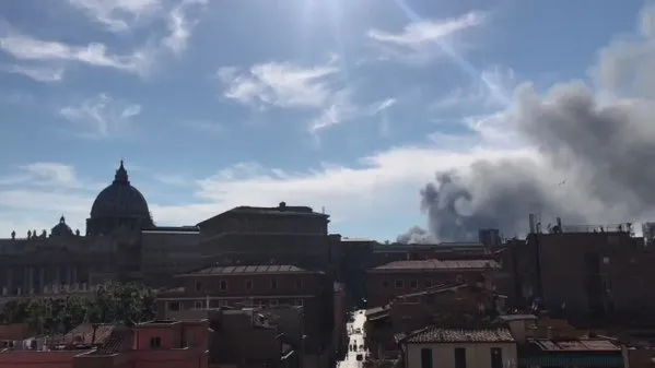 Fumaça negra cobre prédio no Vaticano em meio a relatos de 'explosão' - Foto: Agências internacionais