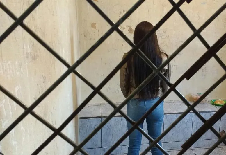 Uma das jovens já detida na Cadeia Pública de Arapongas. Foto - Polícia Civil