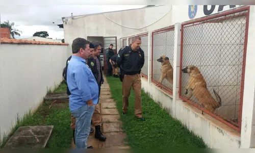 Prefeito visita sede da Polícia Militar e trata sobre segurança