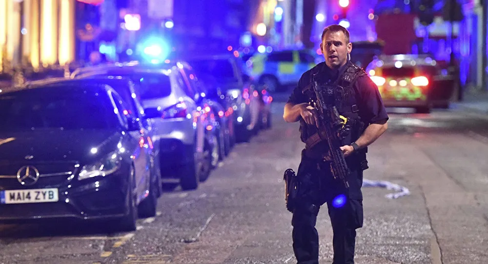 Policial em rua de Londres: tensão - Foto - AP/ Dominic Lipinski