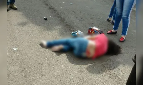 Criança atropelada por motocicleta na saída da escola morre no hospital