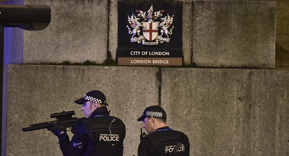 Policiais redobraram o nível de atenção no Reino Unido - Foto: Dominic Lipinski/PA via AP