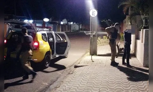 Dupla é presa em flagrante pela PM furtando banco de praça 