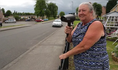 
							Mulher usa secador de cabelo como radar para fazer motoristas diminuírem velocidade e vira sensação na internet
						
						