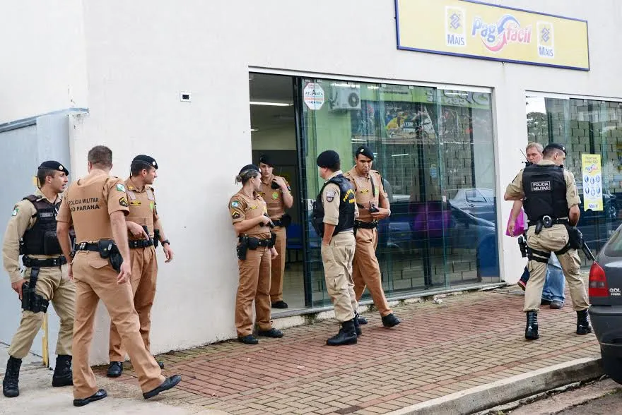 Alarme falso de assalto a banco mobiliza PM, em Apucarana. Foto Delair Garcia