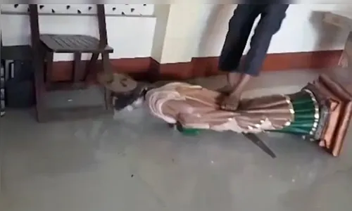 
							Terroristas arrancam cartaz do papa, destroem imagens sagradas e queimam igreja; veja vídeo
						
						