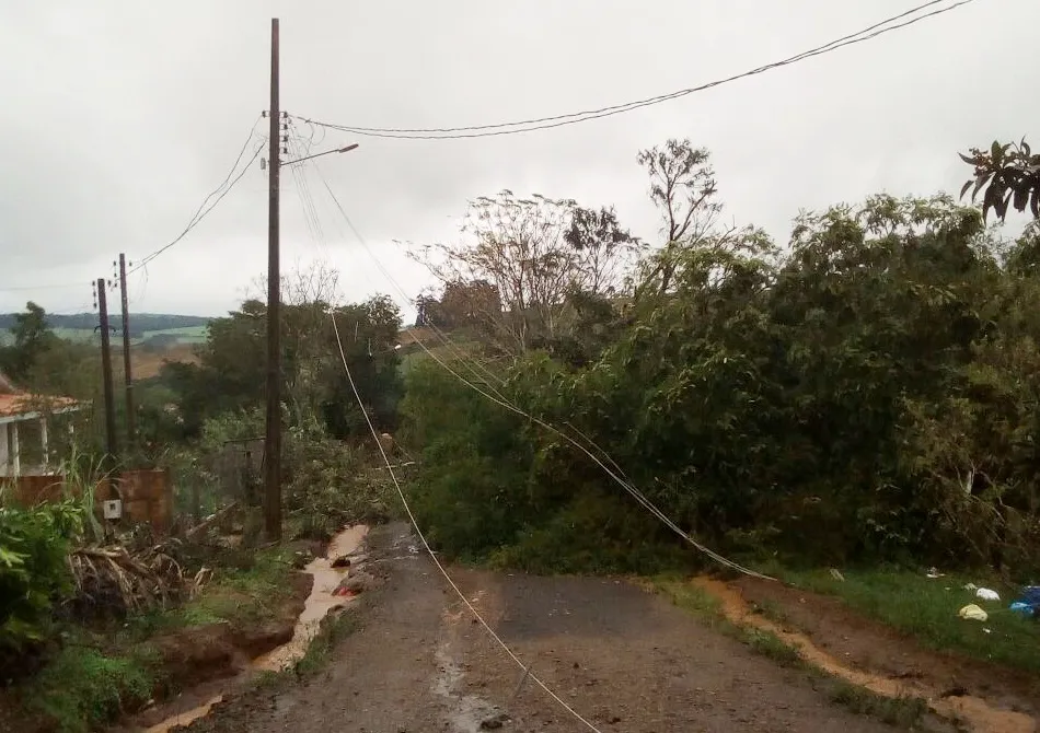 Tornado deixou rastro de destruição no Paraná - Foto: Colaboração de internautas/jornalreporterdovale.com