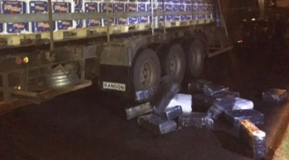 Caminhão estava lotado de maconha dissimulada em alho - FOTO - PRF - Divulgação