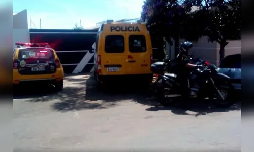 Mulheres de presos protestam em frente à cadeia de Arapongas