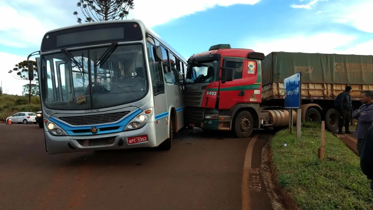 Caminhão e ônibus se envolveram em acidente na BR- 376 - Foto: José Luiz Mendes/TNONLINE