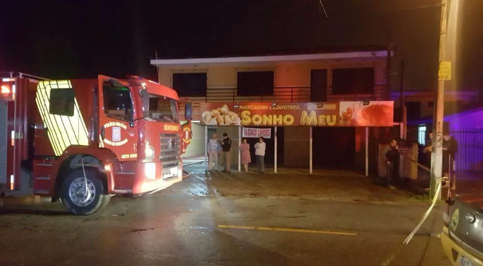 Bombeiros impediram a que as chamas se alastrassem para as casas - Foto - João Carlos Frigério - Plantão 190/MassaNews