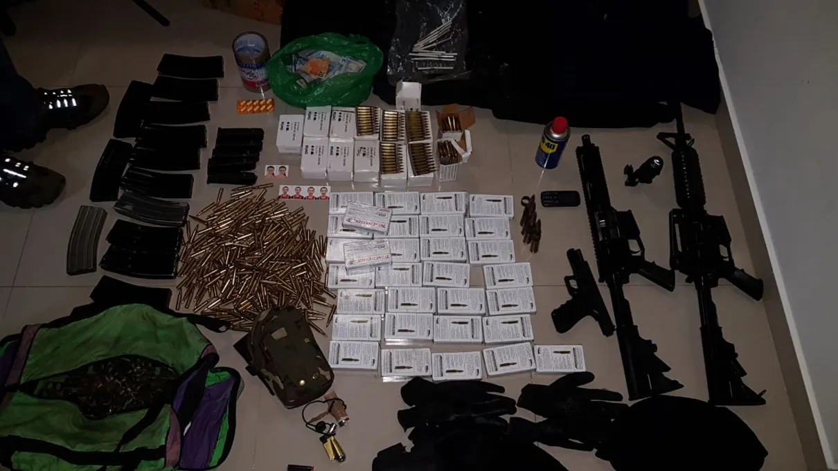 Dois fuzis, farta munição, uma pistola, coletes balísticos e material explosivo foram apreendidos - Foto: Divulgação/Polícia Civil