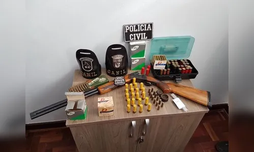PM apreende espingarda e dezenas de cartuchos e munições em casa de suspeito