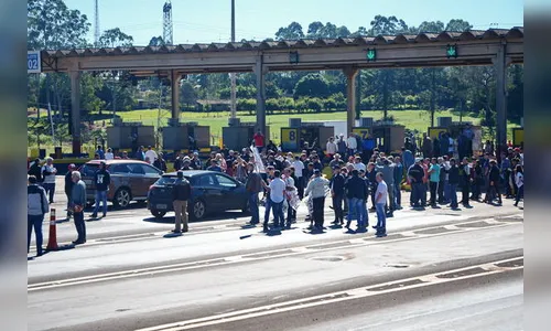 Protesto organizado pelo movimento 'Tarifa Zero' libera cancelas do pedágio em Arapongas