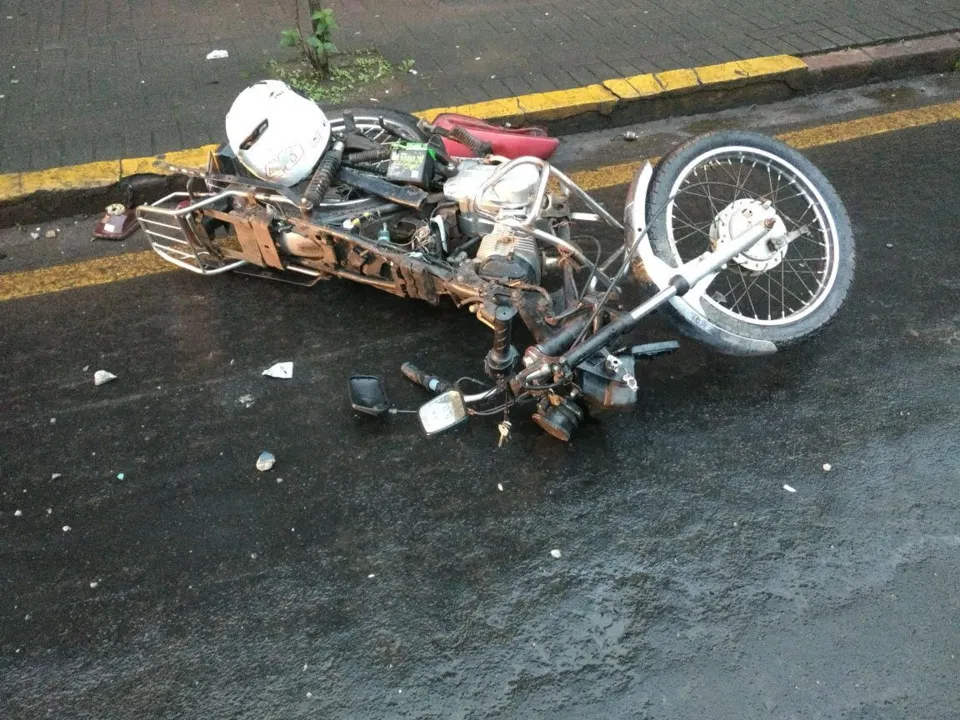 Motociclista ficou gravemente ferido. (foto - reprodução/whatsapp)