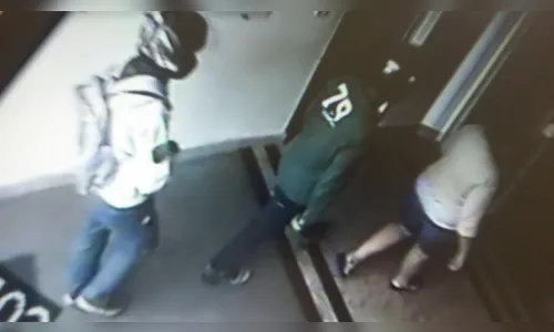 Câmeras registram ação de bandidos em igreja de Arapongas