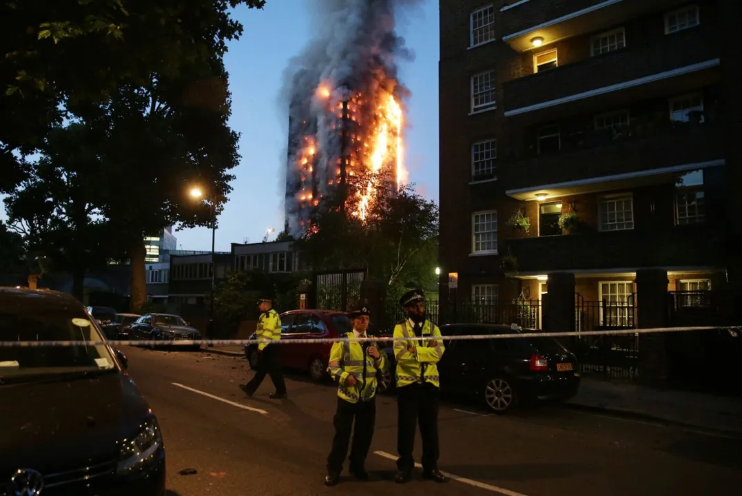 Prédio residencial de ao menos 24 andares e 120 apartamentos deixou pelo menos 6 mortos e 74 feridos. Foto: Daniel Leal-Olivas/AFP)