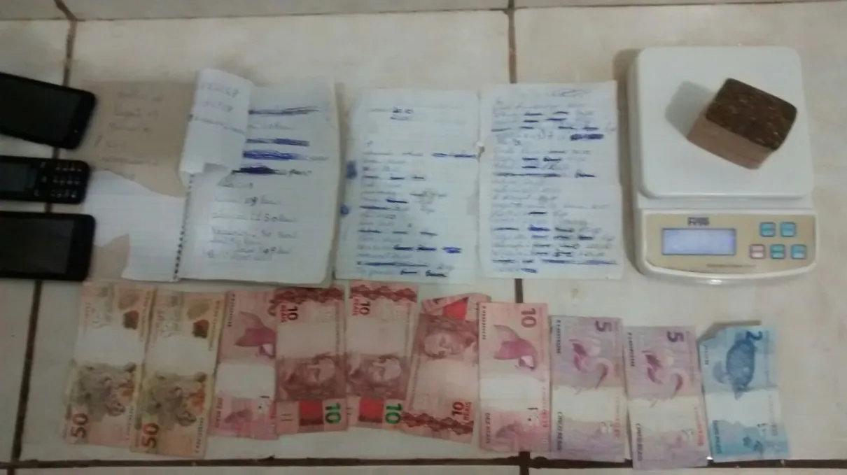 Dinheiro, maconha e contabilidade da venda de entorpecentes. Foto: Polícia Civil